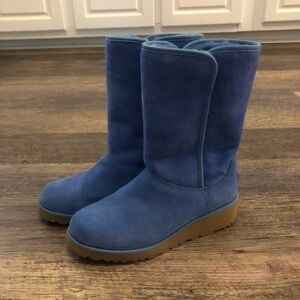 UGG Amie Moonstone Boots Size 6 never been worn